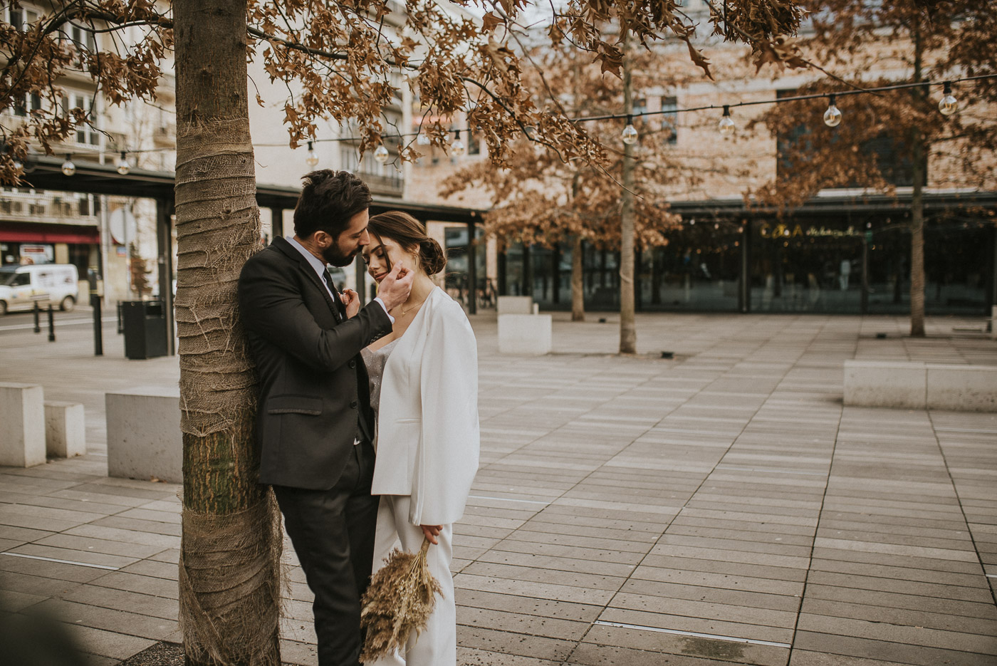 para młoda poczas sesji ślubnej w Warszawie, hala koszyki