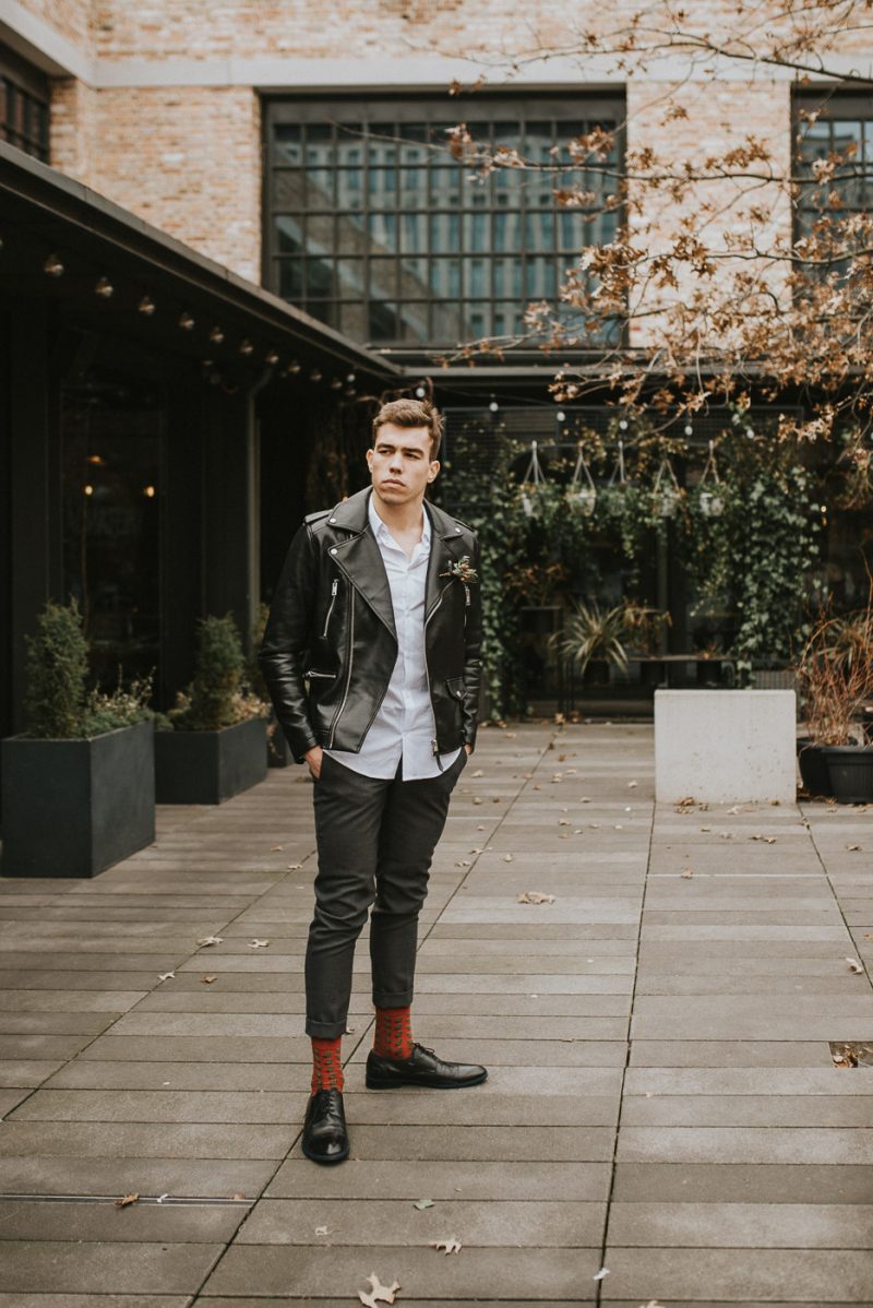 Przystojny Pan Młody styl rock and roll