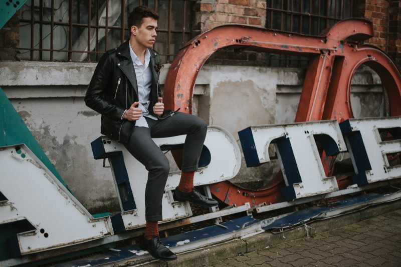 Przystojny Pan Młody Muzeum Neonów